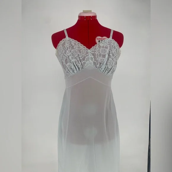 Vintage 50s/60s Baby Blue Vanity Fair Lacey Full Slip With Scalloped Lace Hem - Picture 3 of 11